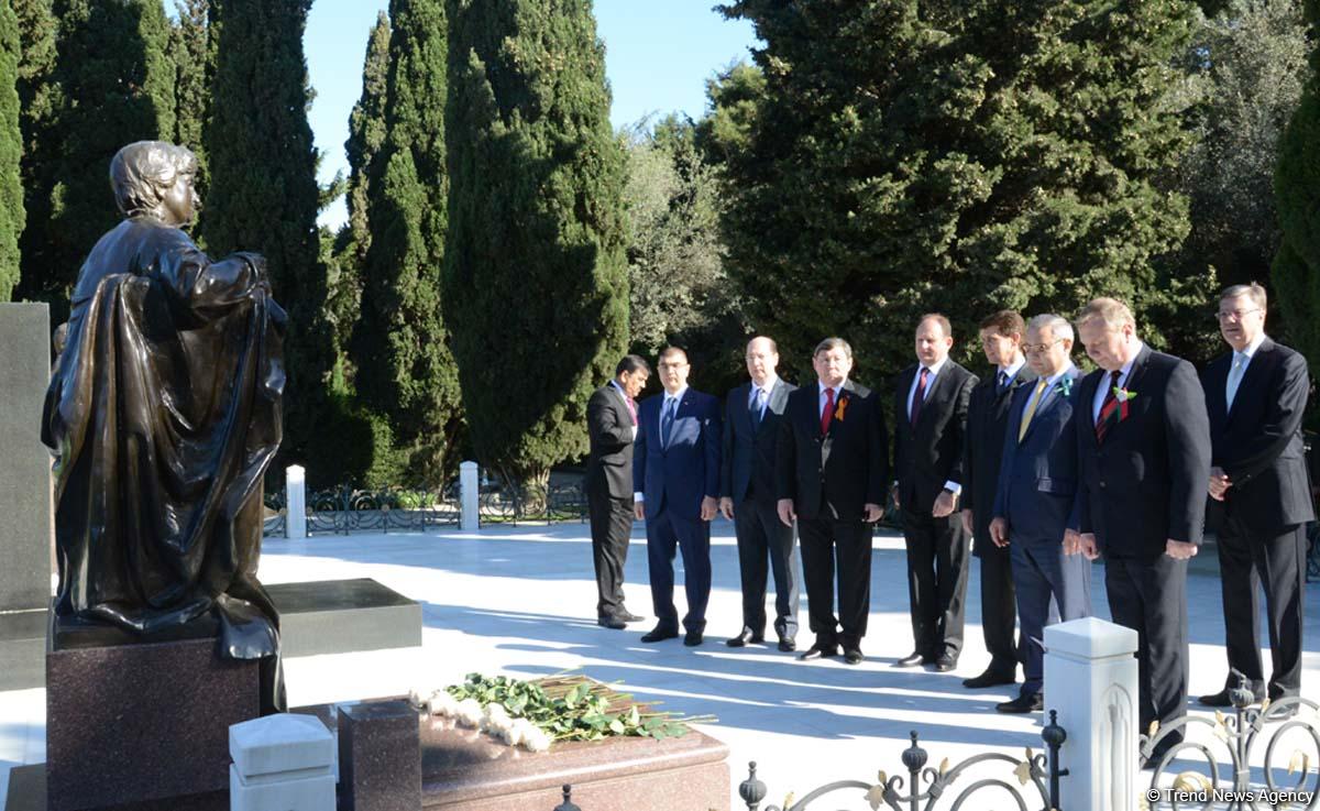 Главы дипмиссий стран СНГ возложили венок к Мемориалу воинской славы в Баку (ФОТО)