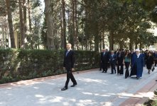 Президент Азербайджана и его супруга посетили могилу общенационального лидера Гейдара Алиева (ФОТО)