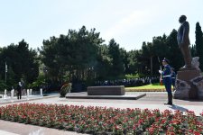 Президент Азербайджана и его супруга посетили могилу общенационального лидера Гейдара Алиева (ФОТО)