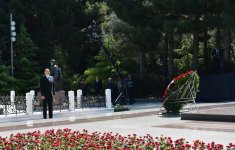 Президент Азербайджана и его супруга посетили могилу общенационального лидера Гейдара Алиева (ФОТО)