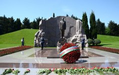 Общественность Азербайджана отмечает 93-ю годовщину со дня рождения общенационального лидера Гейдара Алиева (ФОТО)
