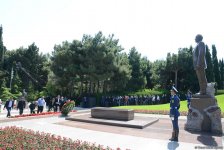 Общественность Азербайджана отмечает 93-ю годовщину со дня рождения общенационального лидера Гейдара Алиева (ФОТО)
