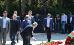 Общественность Азербайджана отмечает 93-ю годовщину со дня рождения общенационального лидера Гейдара Алиева (ФОТО)