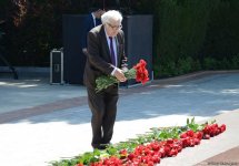Общественность Азербайджана отмечает 93-ю годовщину со дня рождения общенационального лидера Гейдара Алиева (ФОТО)
