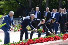 Общественность Азербайджана отмечает 93-ю годовщину со дня рождения общенационального лидера Гейдара Алиева (ФОТО)