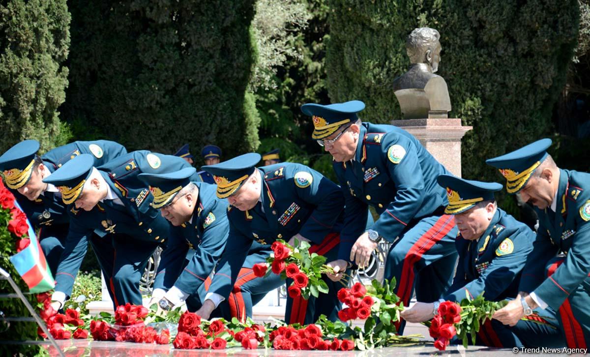 Общественность Азербайджана отмечает 93-ю годовщину со дня рождения общенационального лидера Гейдара Алиева (ФОТО)