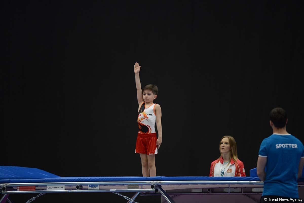 Стартовал второй день соревнований чемпионата Азербайджана и первенства Баку по прыжкам на батуте (ФОТО)