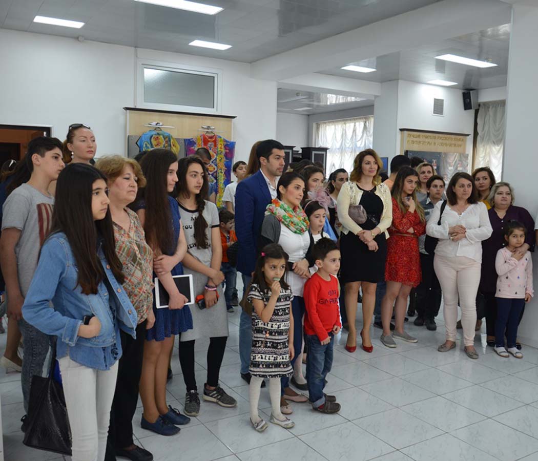 В Баку открылась семейная художественная выставка (ФОТО)