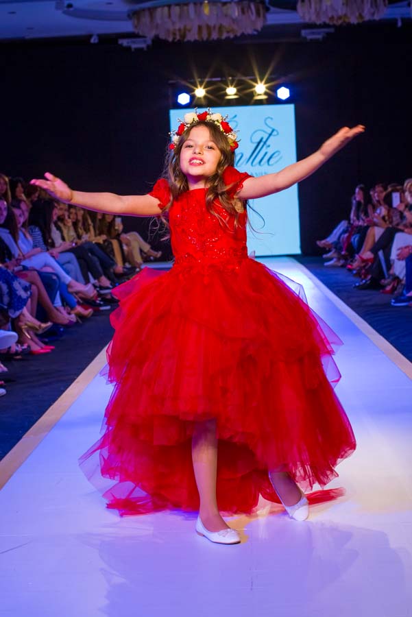 Дети и взрослые "взорвали" Баку на Azerbaijan Fashion Week (ФОТО)