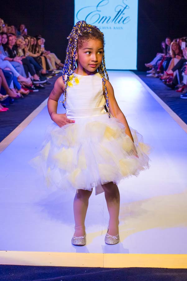 Дети и взрослые "взорвали" Баку на Azerbaijan Fashion Week (ФОТО)