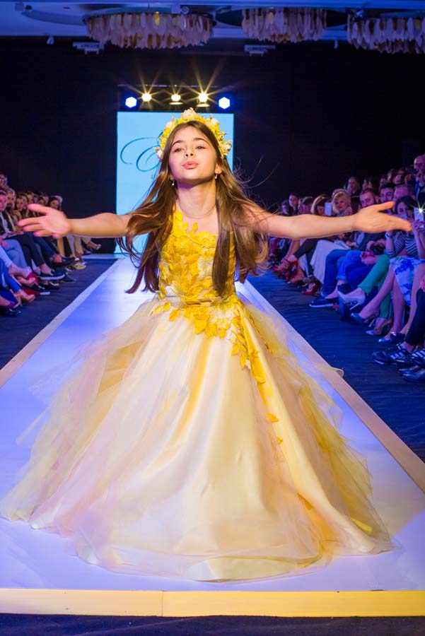 Дети и взрослые "взорвали" Баку на Azerbaijan Fashion Week (ФОТО)