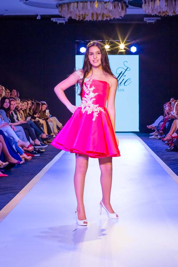 Дети и взрослые "взорвали" Баку на Azerbaijan Fashion Week (ФОТО)