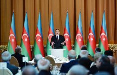 Президент Ильхам Алиев принял участие в официальном приеме по случаю Дня Республики (ФОТО)