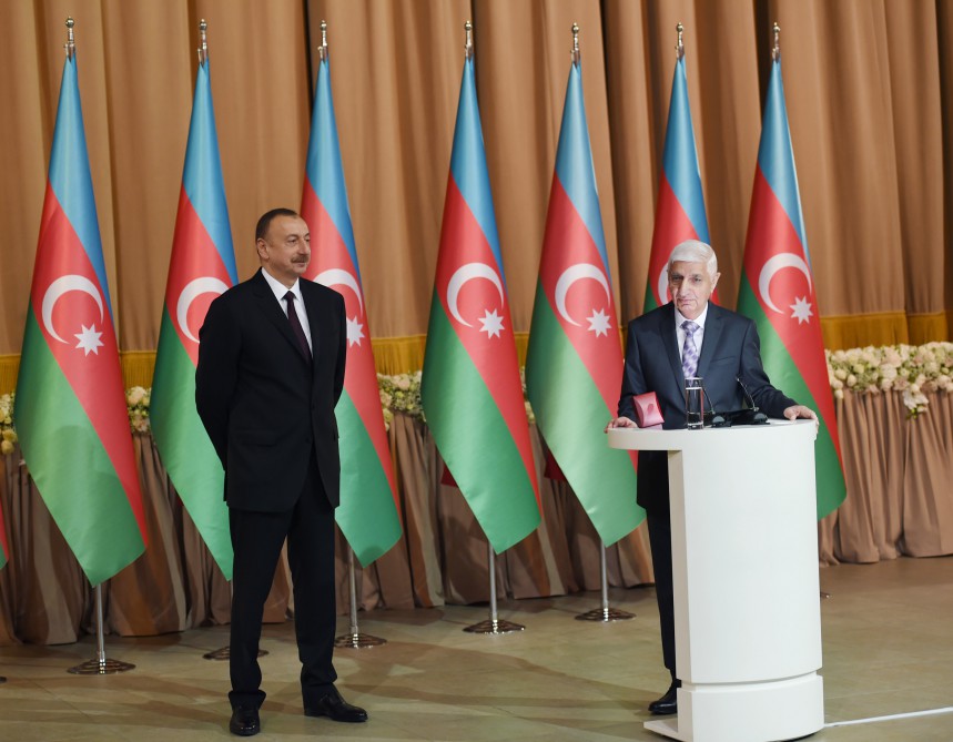 Президент Ильхам Алиев принял участие в официальном приеме по случаю Дня Республики (ФОТО)