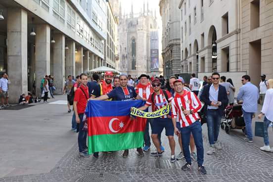 Флаг Азербайджана на Piazza del Duomo – Милан встречает финал Лиги чемпионов (ФОТО)