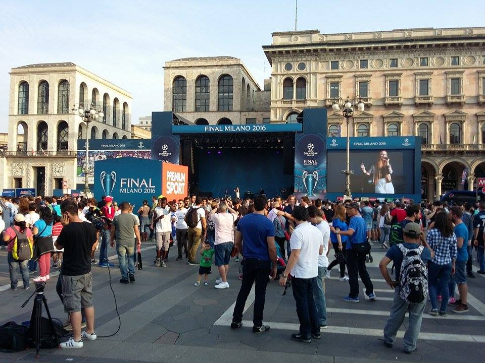 Флаг Азербайджана на Piazza del Duomo – Милан встречает финал Лиги чемпионов (ФОТО)