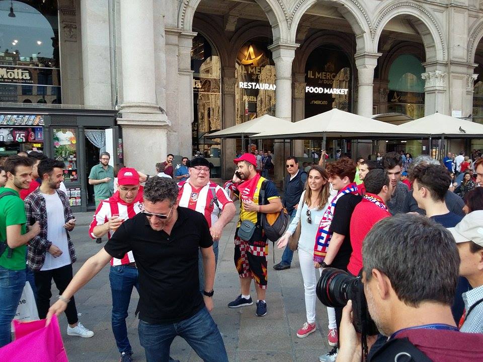 Флаг Азербайджана на Piazza del Duomo – Милан встречает финал Лиги чемпионов (ФОТО)