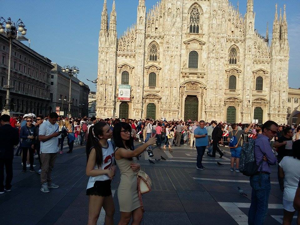 Флаг Азербайджана на Piazza del Duomo – Милан встречает финал Лиги чемпионов (ФОТО)