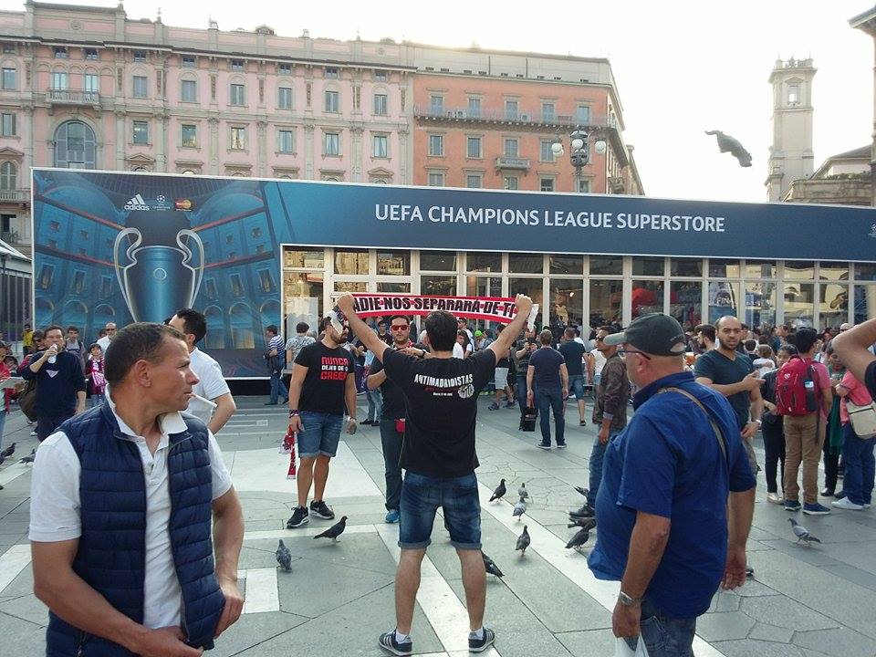 Флаг Азербайджана на Piazza del Duomo – Милан встречает финал Лиги чемпионов (ФОТО)