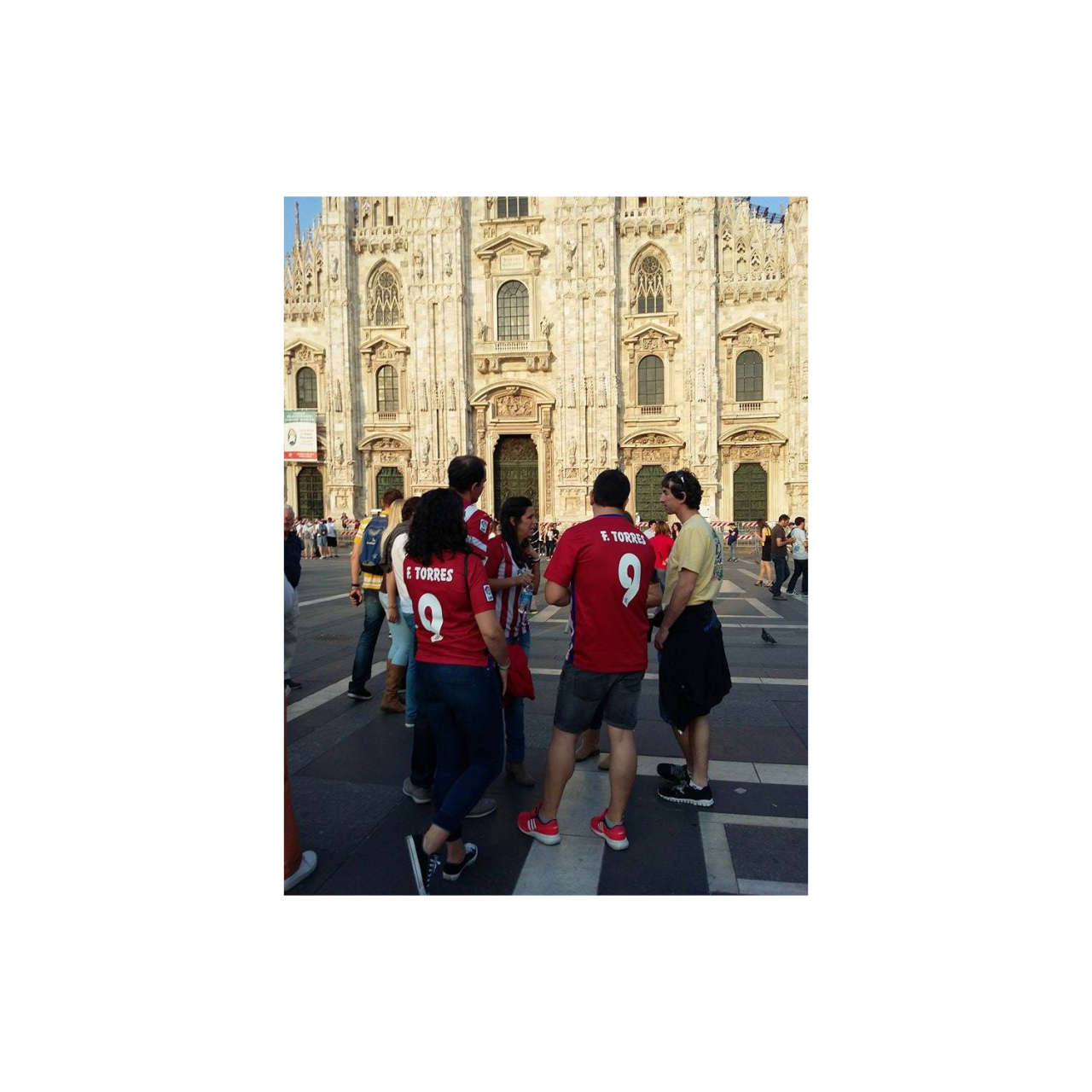 Флаг Азербайджана на Piazza del Duomo – Милан встречает финал Лиги чемпионов (ФОТО)