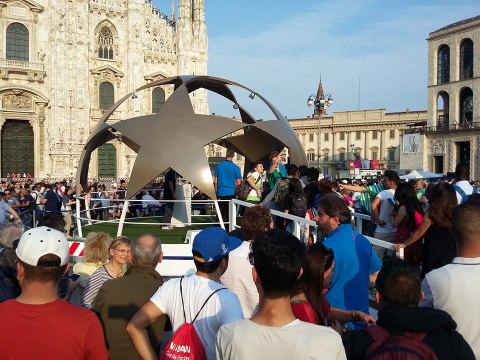 Флаг Азербайджана на Piazza del Duomo – Милан встречает финал Лиги чемпионов (ФОТО)