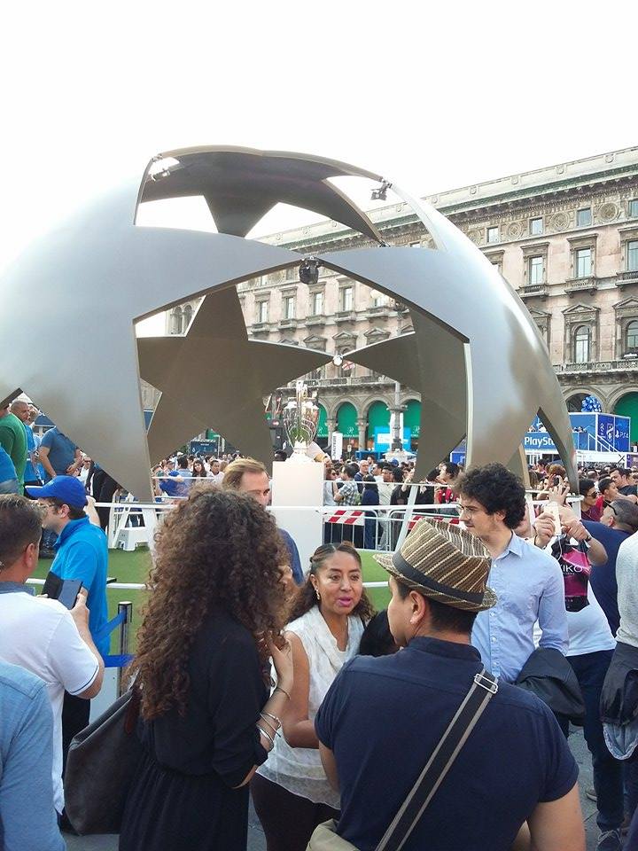Флаг Азербайджана на Piazza del Duomo – Милан встречает финал Лиги чемпионов (ФОТО)