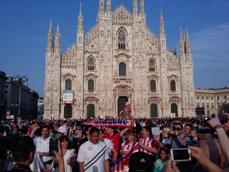 Флаг Азербайджана на Piazza del Duomo – Милан встречает финал Лиги чемпионов (ФОТО)