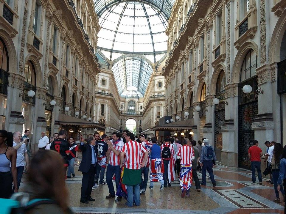 Флаг Азербайджана на Piazza del Duomo – Милан встречает финал Лиги чемпионов (ФОТО)