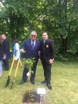 Фархад Бадалбейли посадил сирень на  "Партизанской поляне" в Минске (ФОТО)