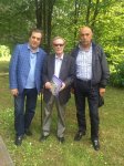 Фархад Бадалбейли посадил сирень на  "Партизанской поляне" в Минске (ФОТО)