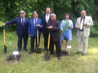 Фархад Бадалбейли посадил сирень на  "Партизанской поляне" в Минске (ФОТО)