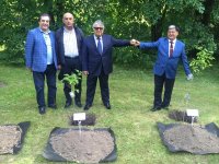 Фархад Бадалбейли посадил сирень на  "Партизанской поляне" в Минске (ФОТО)