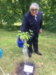 Фархад Бадалбейли посадил сирень на  "Партизанской поляне" в Минске (ФОТО)
