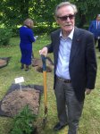 Фархад Бадалбейли посадил сирень на  "Партизанской поляне" в Минске (ФОТО)