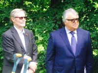 Фархад Бадалбейли посадил сирень на  "Партизанской поляне" в Минске (ФОТО)