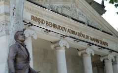 В Баку ведутся работы по установке памятника Рашиду Бейбутову (ФОТО)