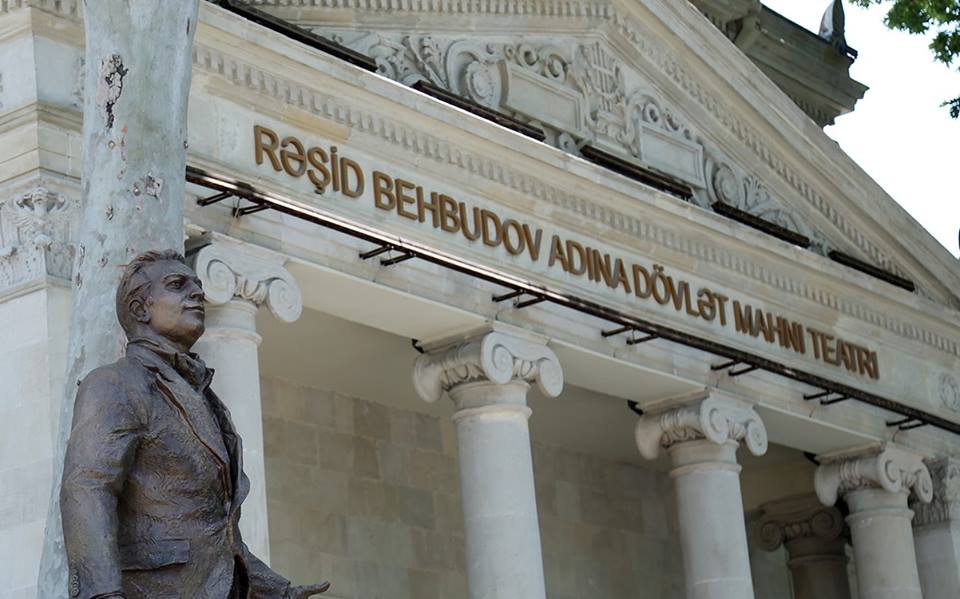 В Баку ведутся работы по установке памятника Рашиду Бейбутову (ФОТО)