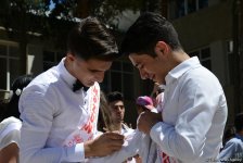 В школах Азербайджана прозвенел «последний звонок» (ФОТО)
