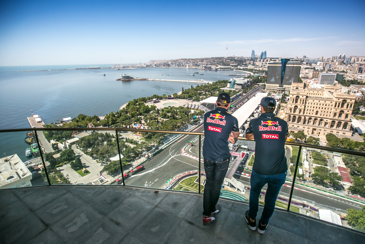 Звездные пилоты Red Bull Racing и панорама Баку (ФОТО)