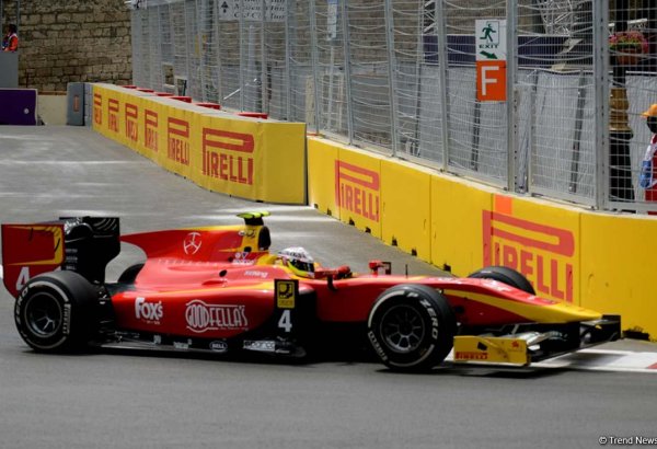 Two F1 drivers confuse directions on Baku track during practice session