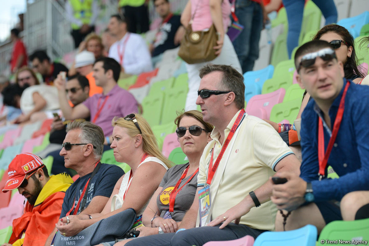 Baku residents, guests enjoying Formula 1 (Photos)