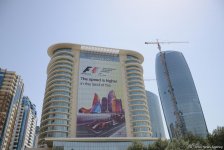 Технический персонал Формулы 1 в Баку проводит тренировки перед заездом (ФОТО)