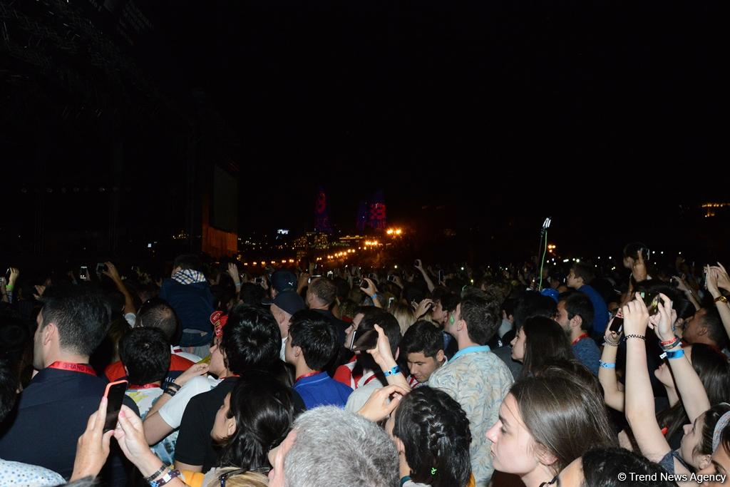 Chris Brown performs in Baku as part of F1 Grand Prix (PHOTO)