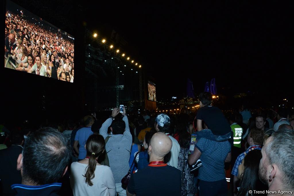 Chris Brown performs in Baku as part of F1 Grand Prix (PHOTO)