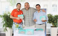 Бахрам Багирзаде провел автограф-сессию книги "Мечети Баку" (ФОТО)