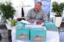 Бахрам Багирзаде провел автограф-сессию книги "Мечети Баку" (ФОТО)