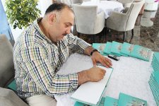 Бахрам Багирзаде провел автограф-сессию книги "Мечети Баку" (ФОТО)