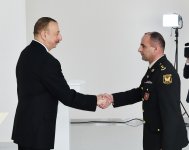 Президент Азербайджана ознакомился с условиями в здании, построенном для военнослужащих (ФОТО)