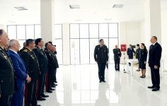 Президент Азербайджана ознакомился с условиями в здании, построенном для военнослужащих (ФОТО)