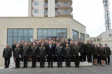 Президент Азербайджана ознакомился с условиями в здании, построенном для военнослужащих (ФОТО)